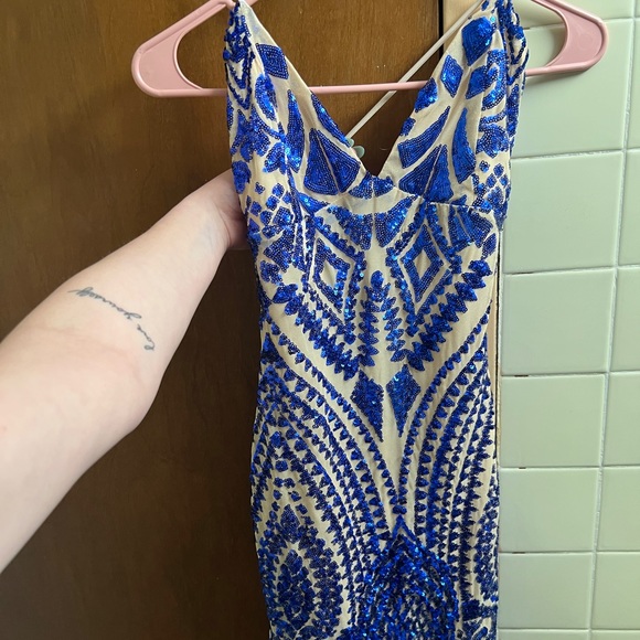 Formal dress - Picture 1 of 4